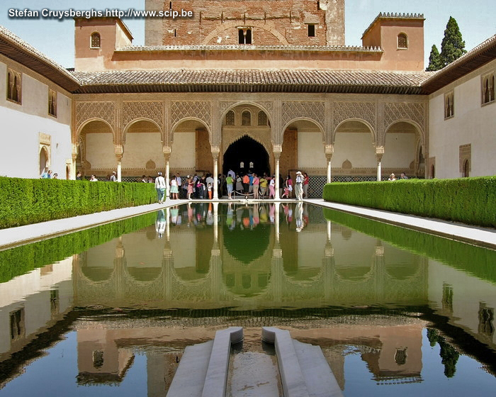 Granada - Alhambra - Comares Spiegeling van de Comares toren in de vijver van het Mirte-hof. De kern van dit paleizencomplex werd gebouwd in de 14e eeuw. Stefan Cruysberghs